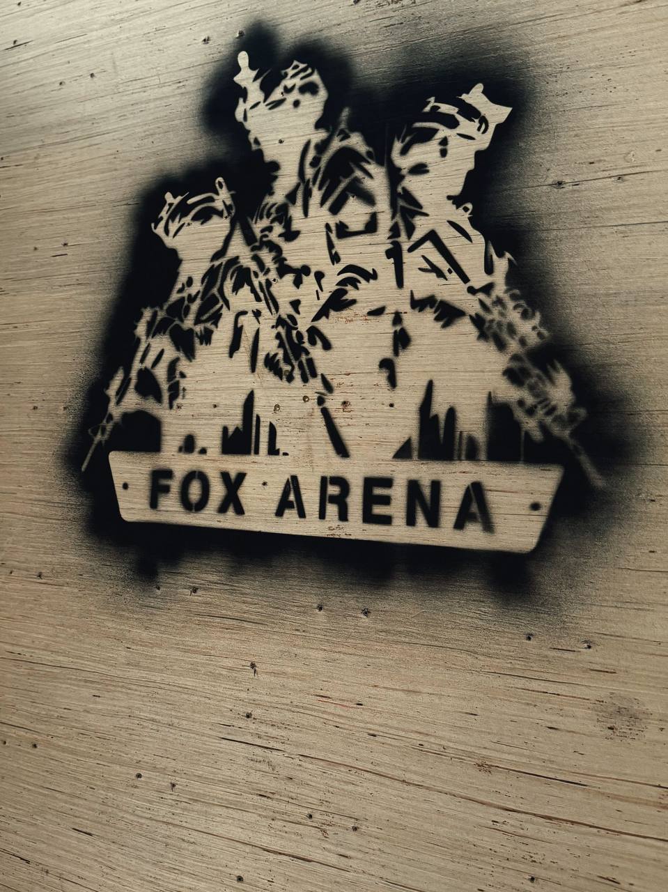Logo di FOX ARENA realizzato con stencil su una parete di legno