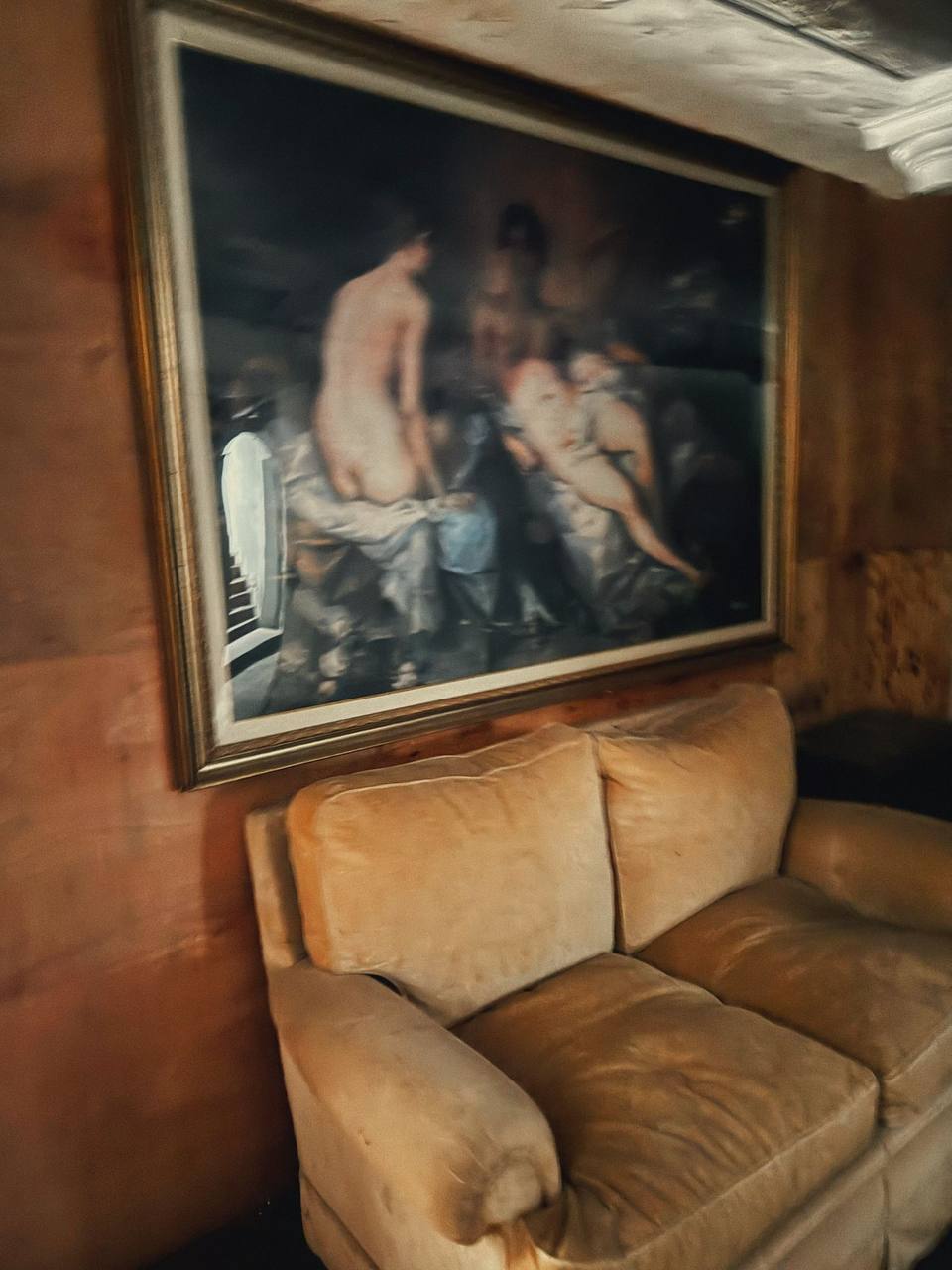 Area relax con divano e quadro d'epoca