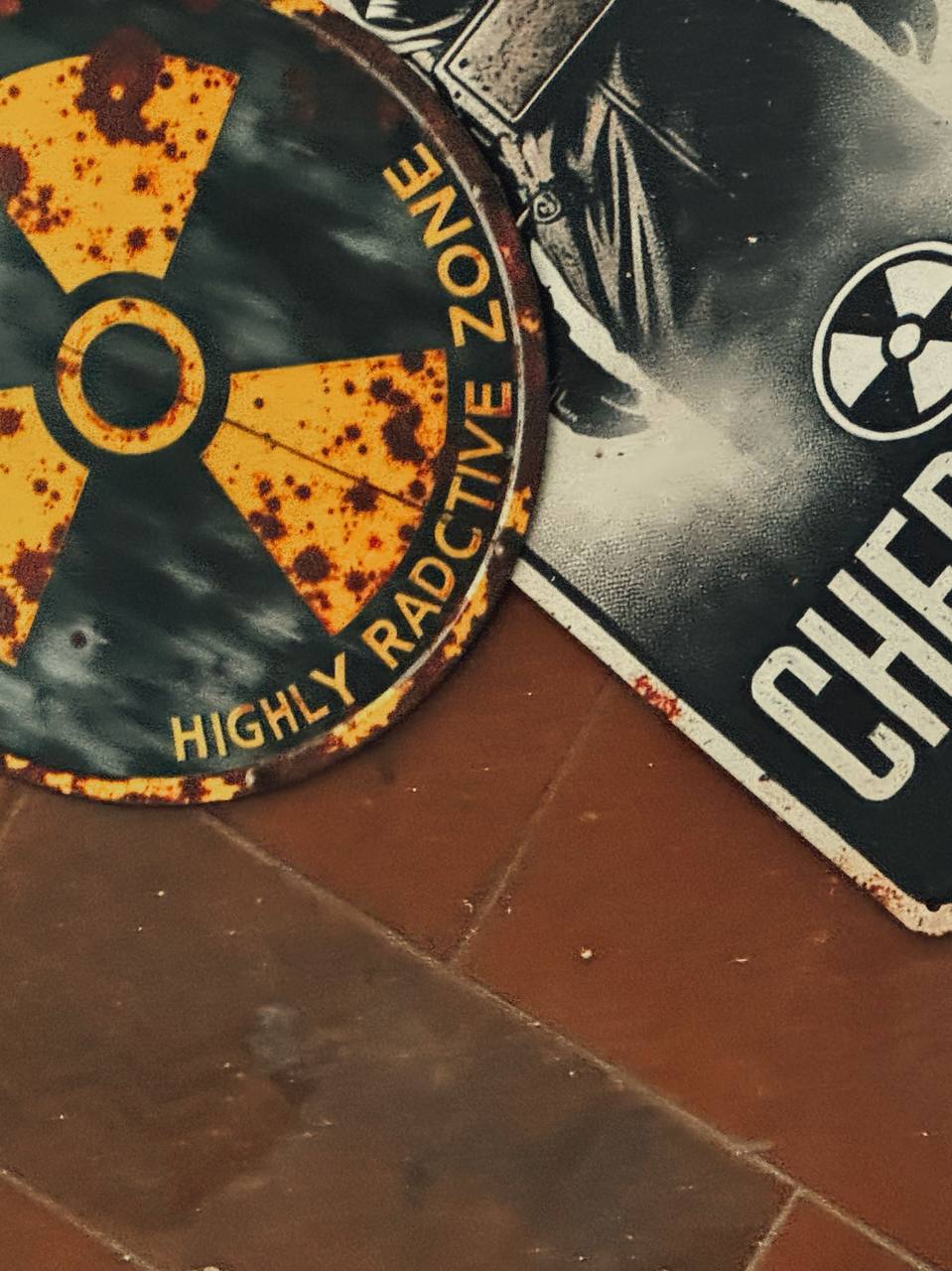 Dettaglio di un segnale arrugginito di zona radioattiva