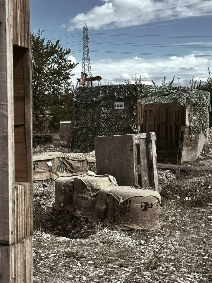 Campo da softair outdoor con bunker e sacchi di sabbia a FOX ARENA